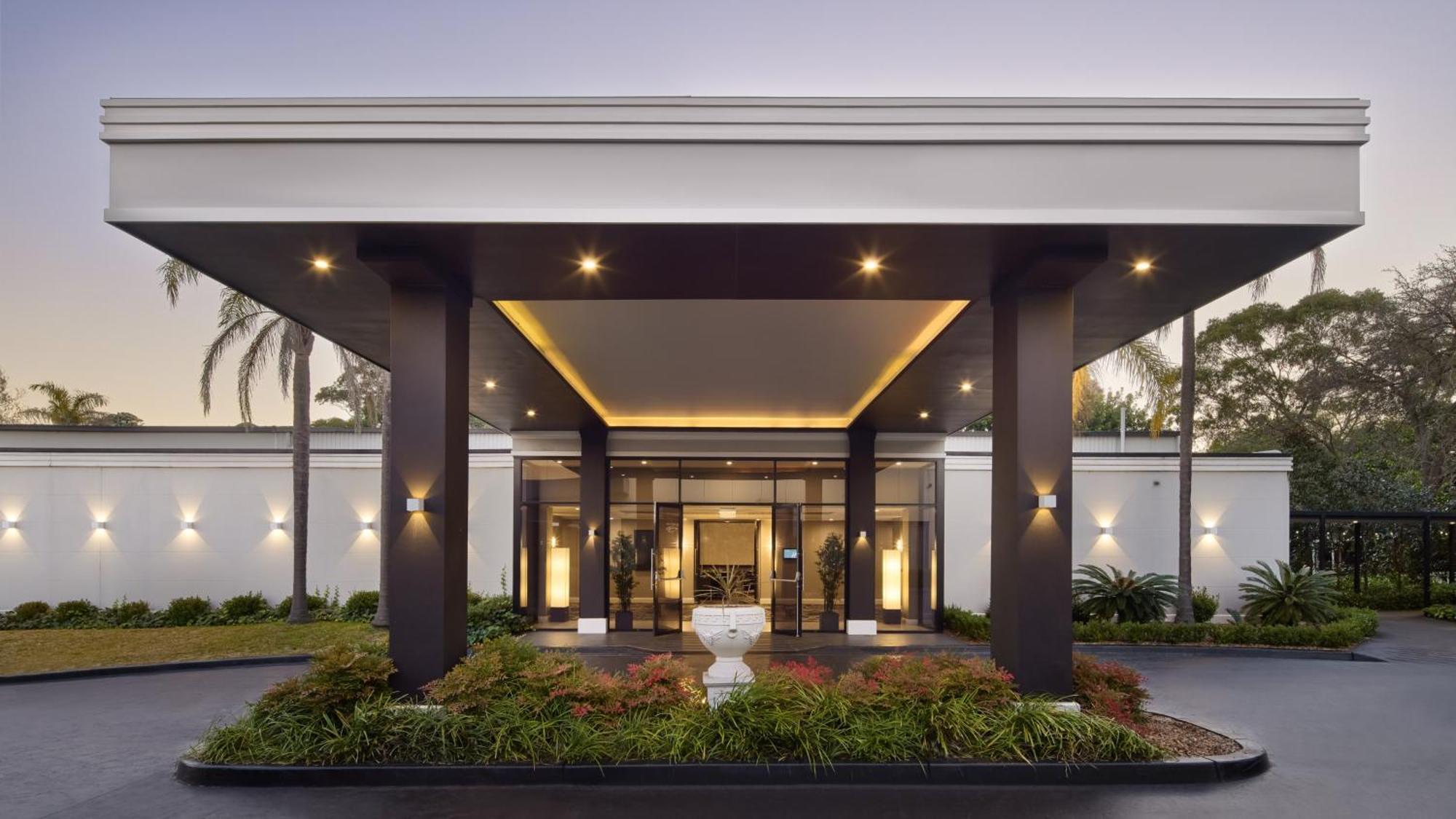 Holiday Inn Warwick Farm By Ihg Exterior photo
