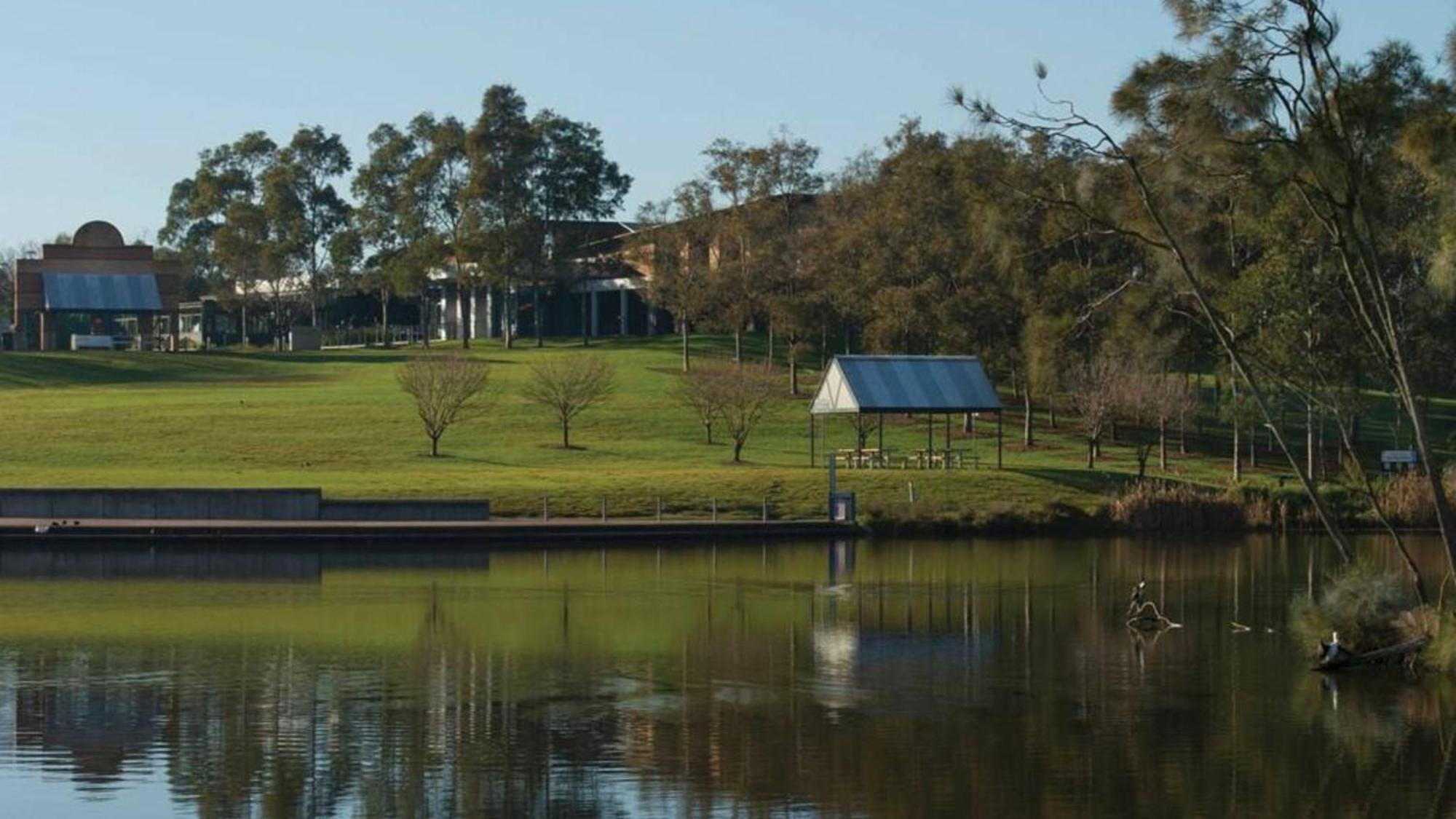 Holiday Inn Warwick Farm, An Ihg Hotel Exterior photo