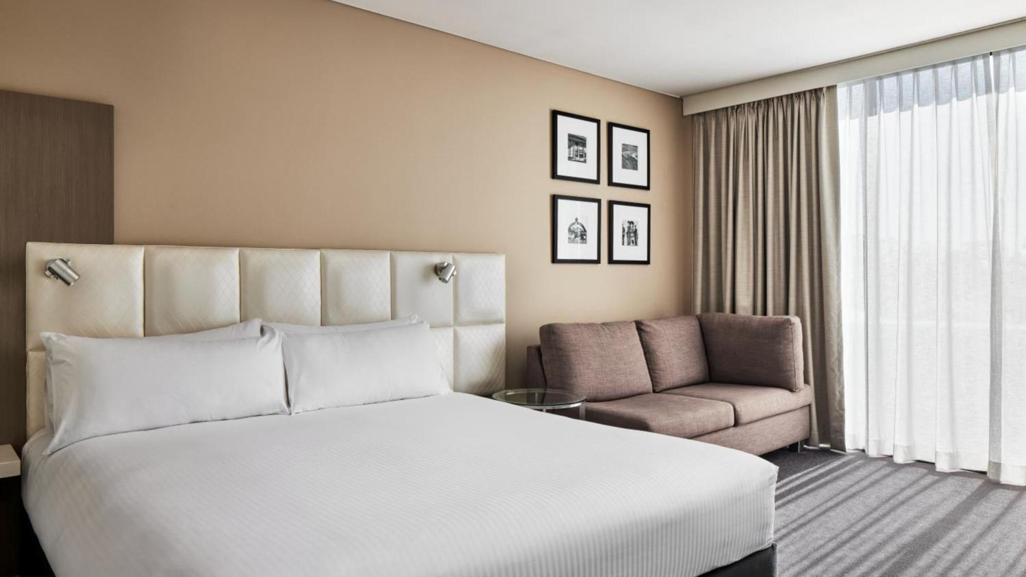 Holiday Inn Warwick Farm By Ihg Exterior photo