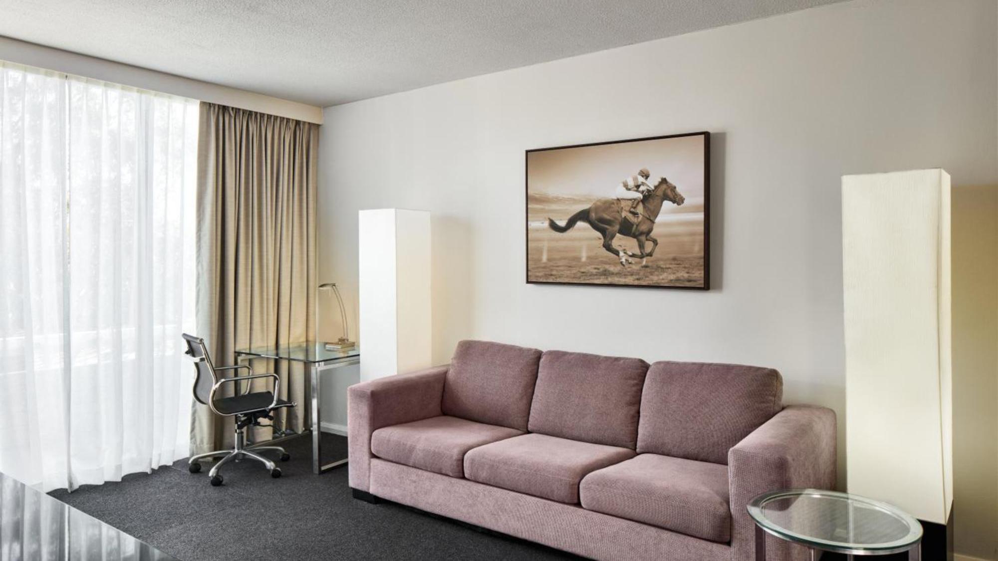 Holiday Inn Warwick Farm By Ihg Exterior photo