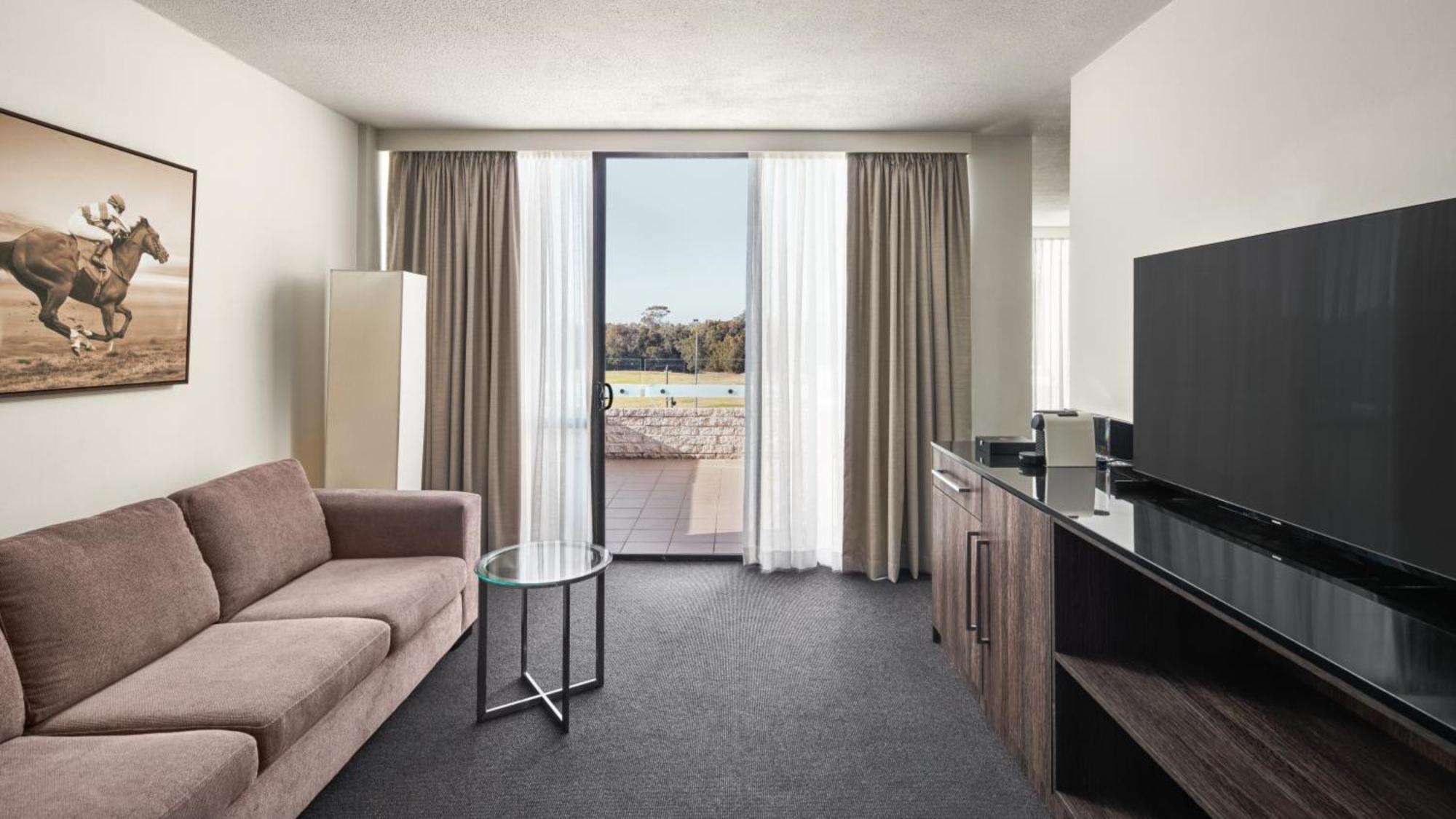 Holiday Inn Warwick Farm By Ihg Exterior photo