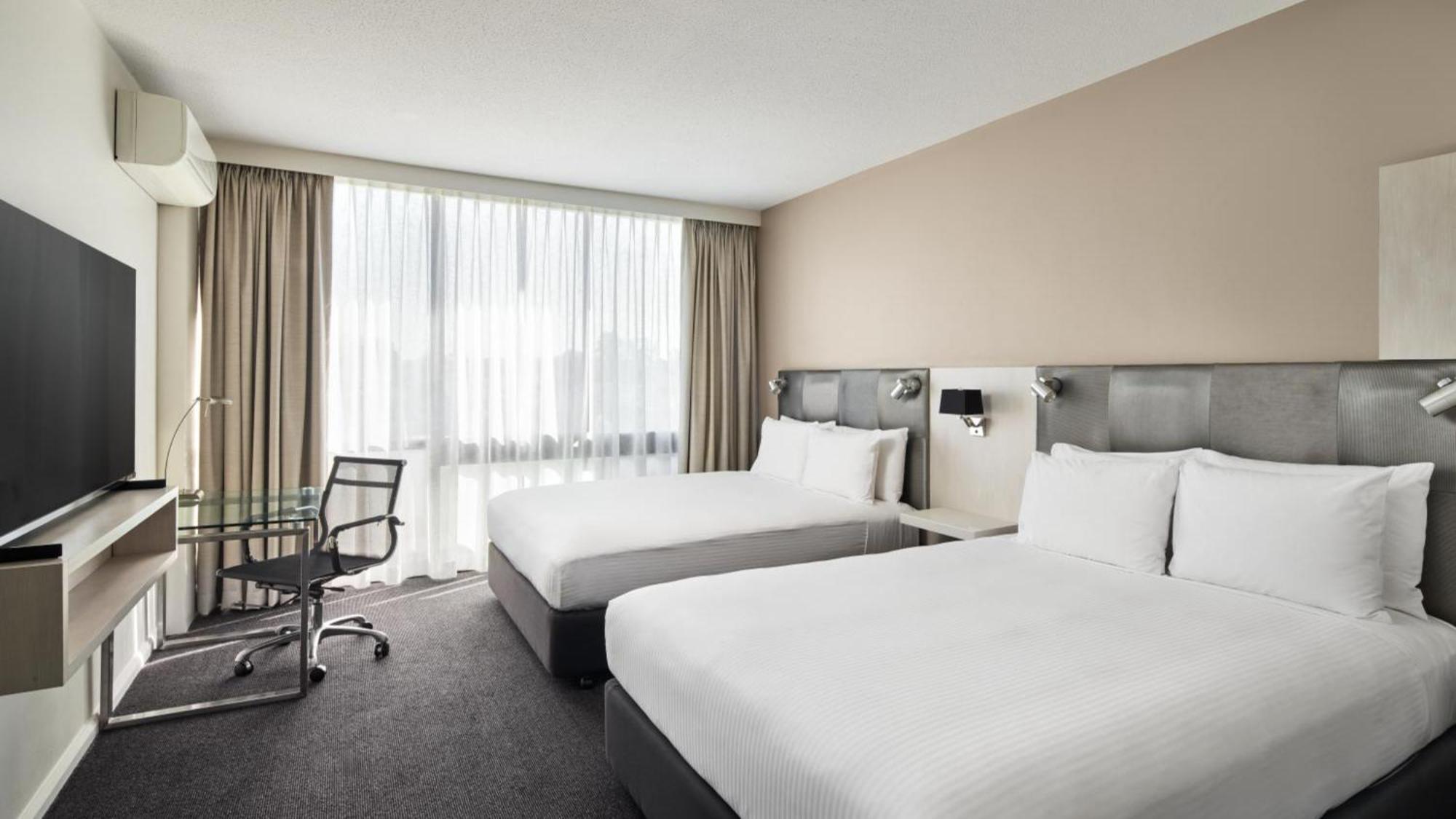 Holiday Inn Warwick Farm By Ihg Exterior photo