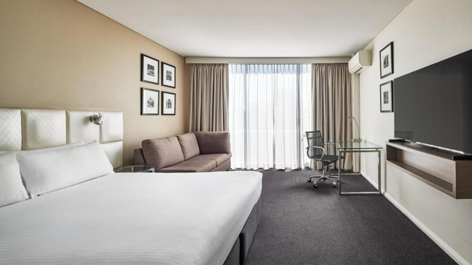 Holiday Inn Warwick Farm By Ihg Exterior photo