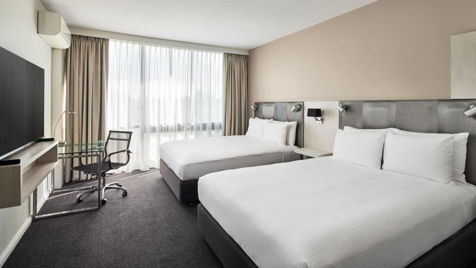 Holiday Inn Warwick Farm By Ihg Exterior photo