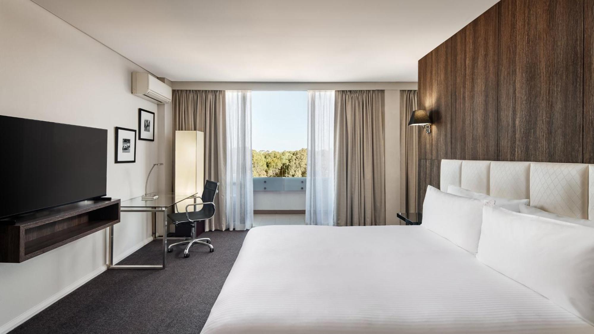 Holiday Inn Warwick Farm By Ihg Exterior photo