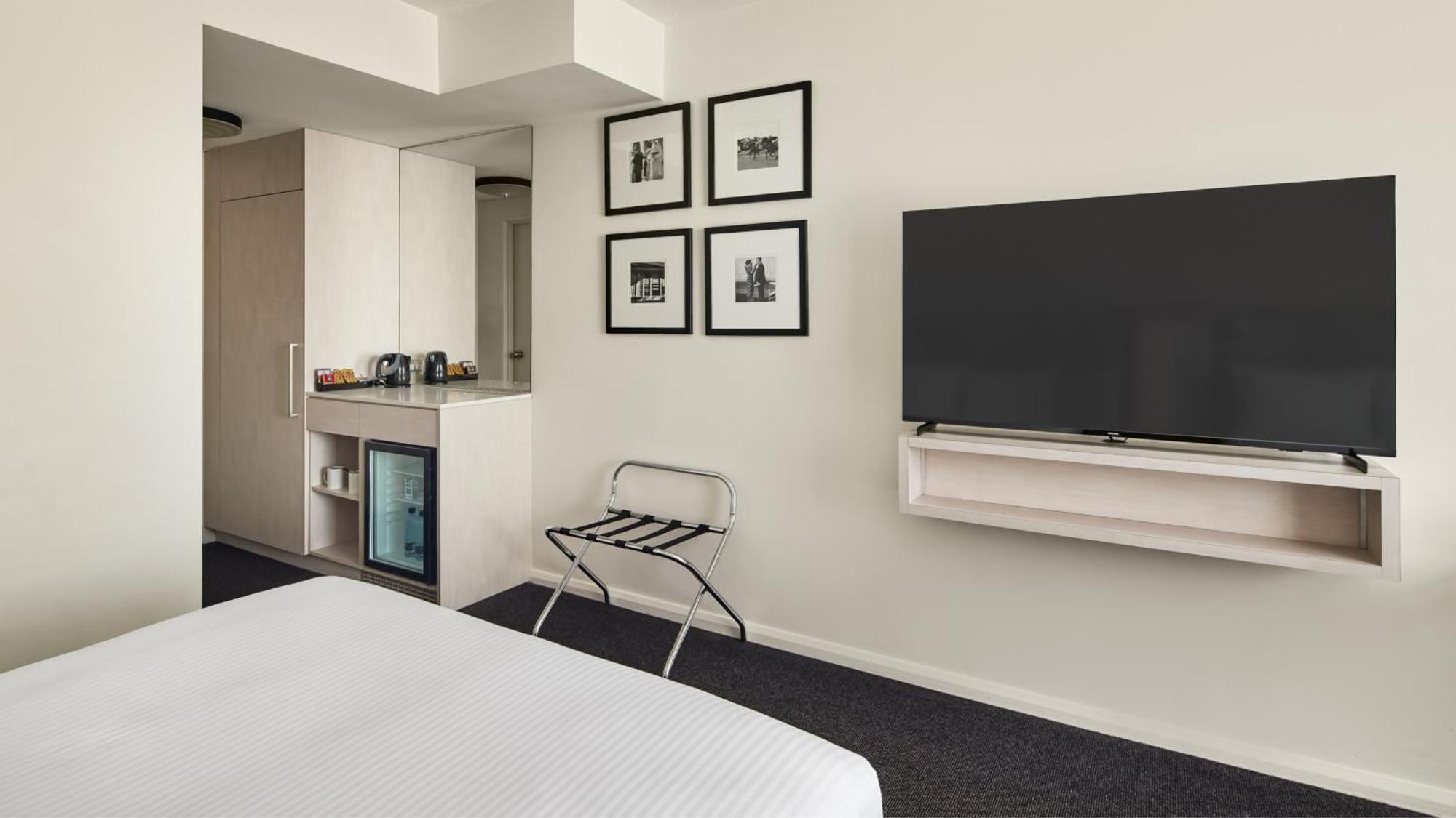Holiday Inn Warwick Farm By Ihg Exterior photo