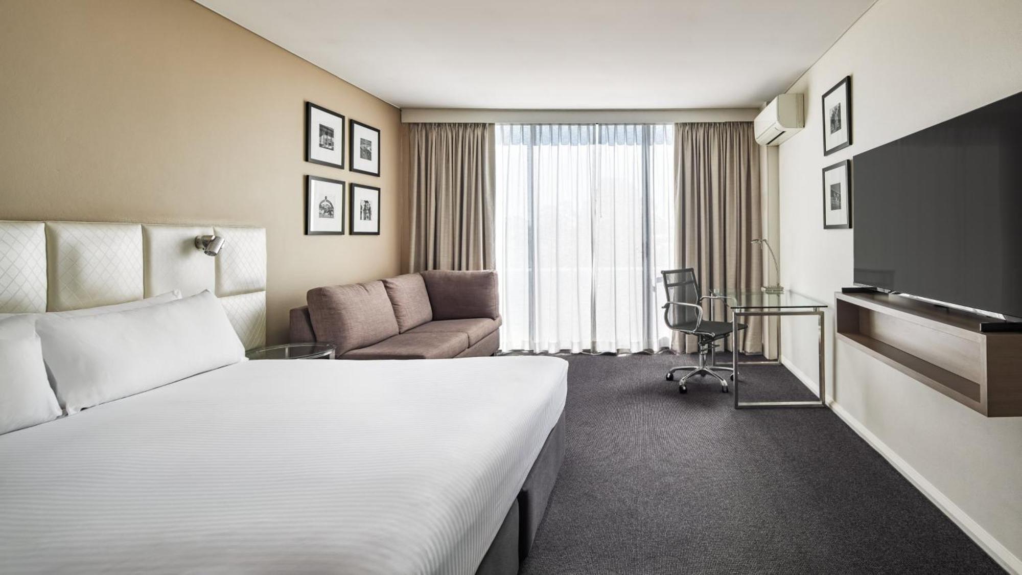 Holiday Inn Warwick Farm By Ihg Exterior photo