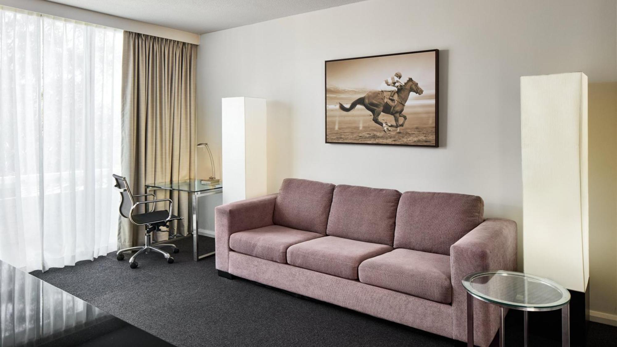 Holiday Inn Warwick Farm By Ihg Exterior photo
