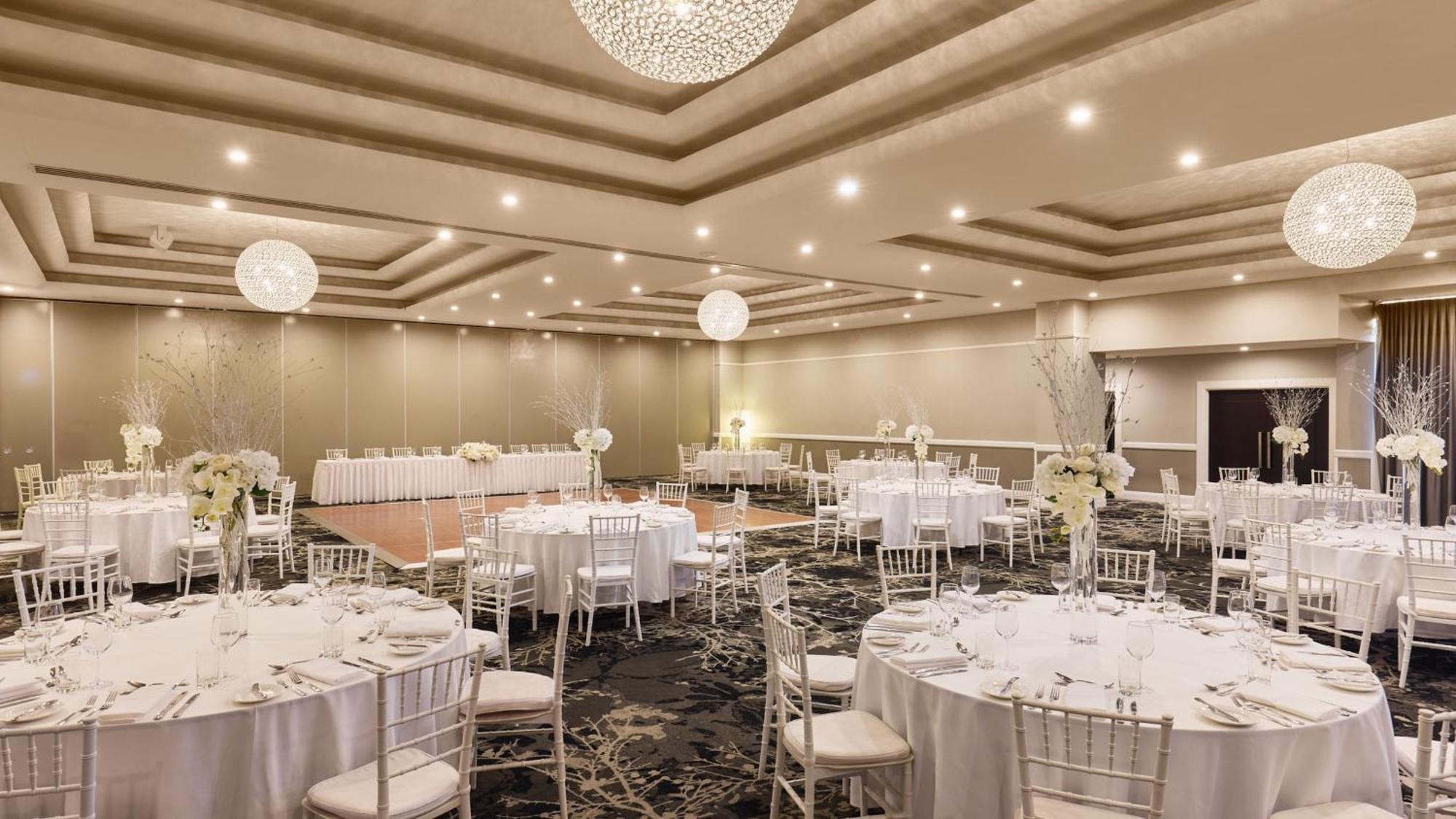 Holiday Inn Warwick Farm By Ihg Exterior photo