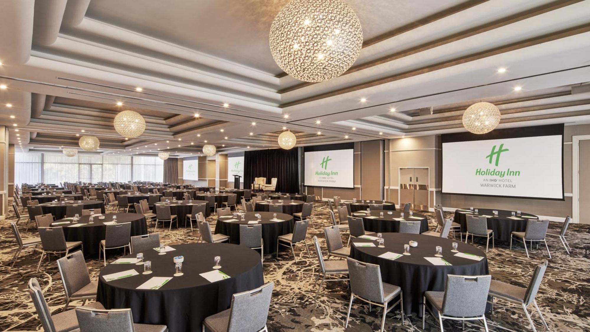 Holiday Inn Warwick Farm By Ihg Exterior photo