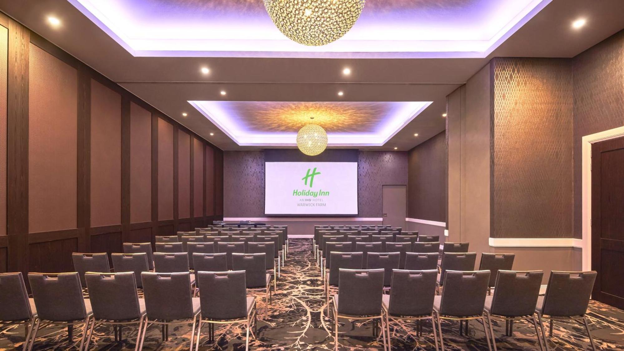 Holiday Inn Warwick Farm By Ihg Exterior photo
