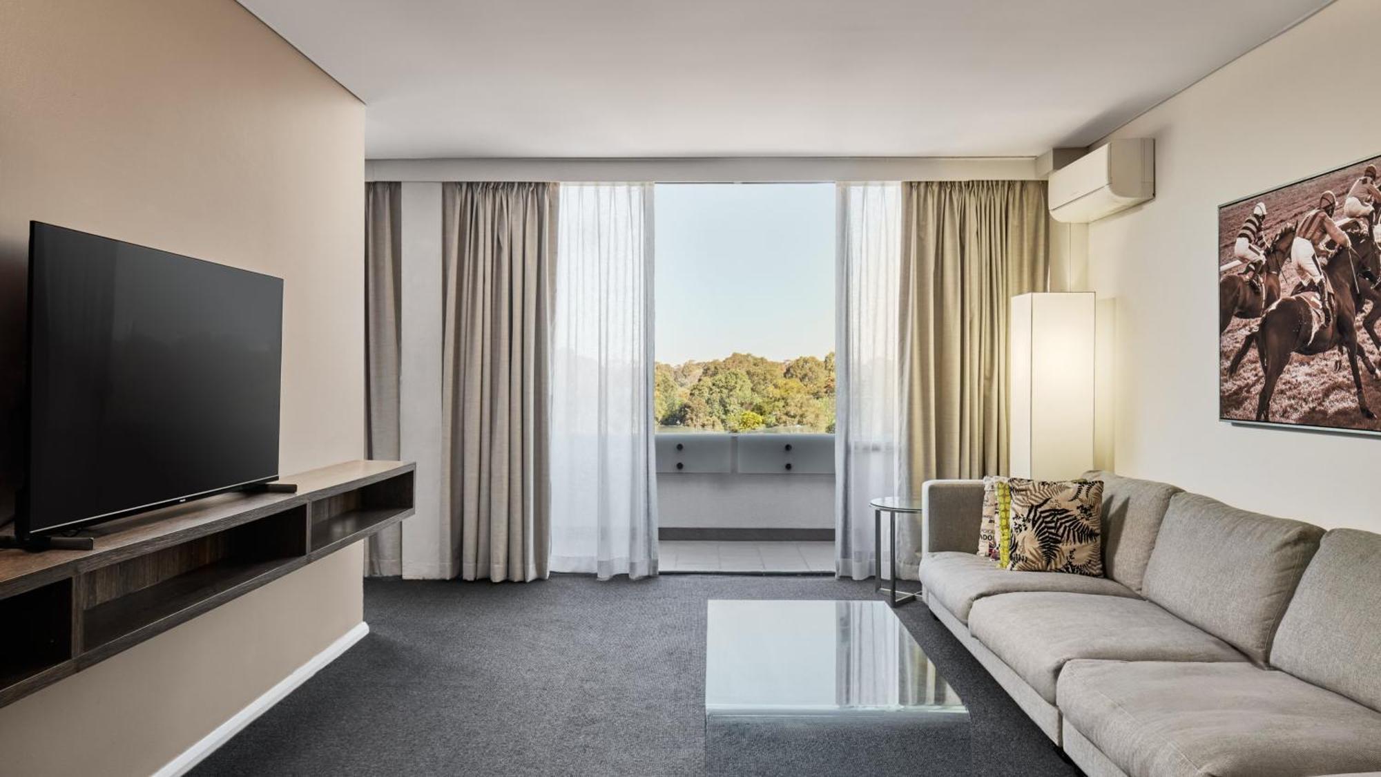Holiday Inn Warwick Farm By Ihg Exterior photo