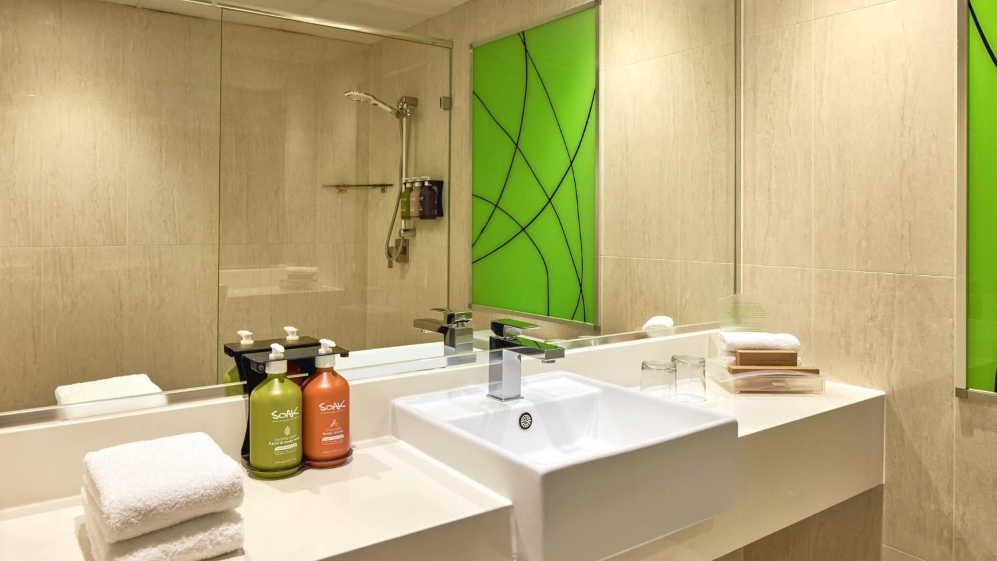 Holiday Inn Warwick Farm By Ihg Exterior photo