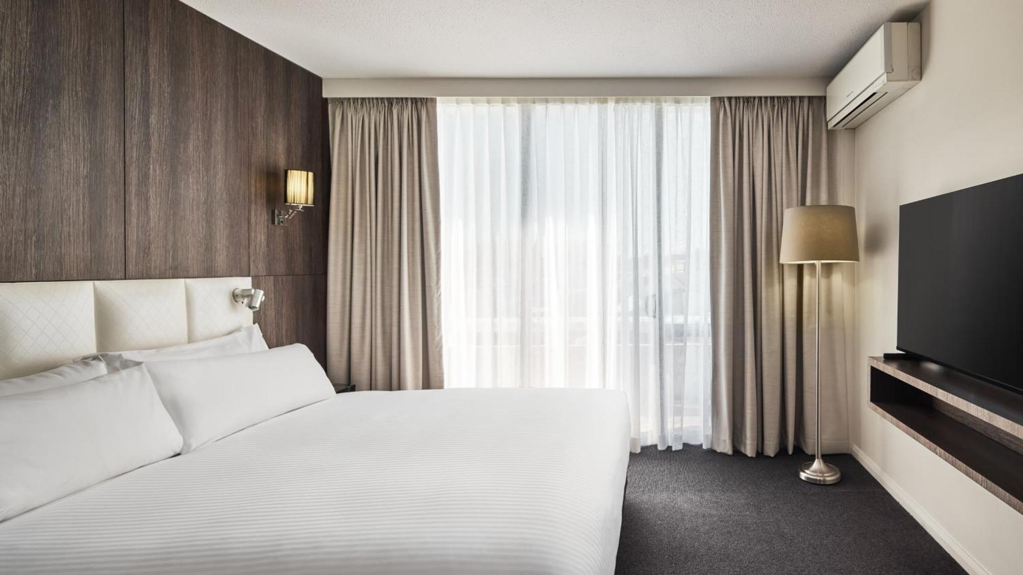 Holiday Inn Warwick Farm By Ihg Exterior photo