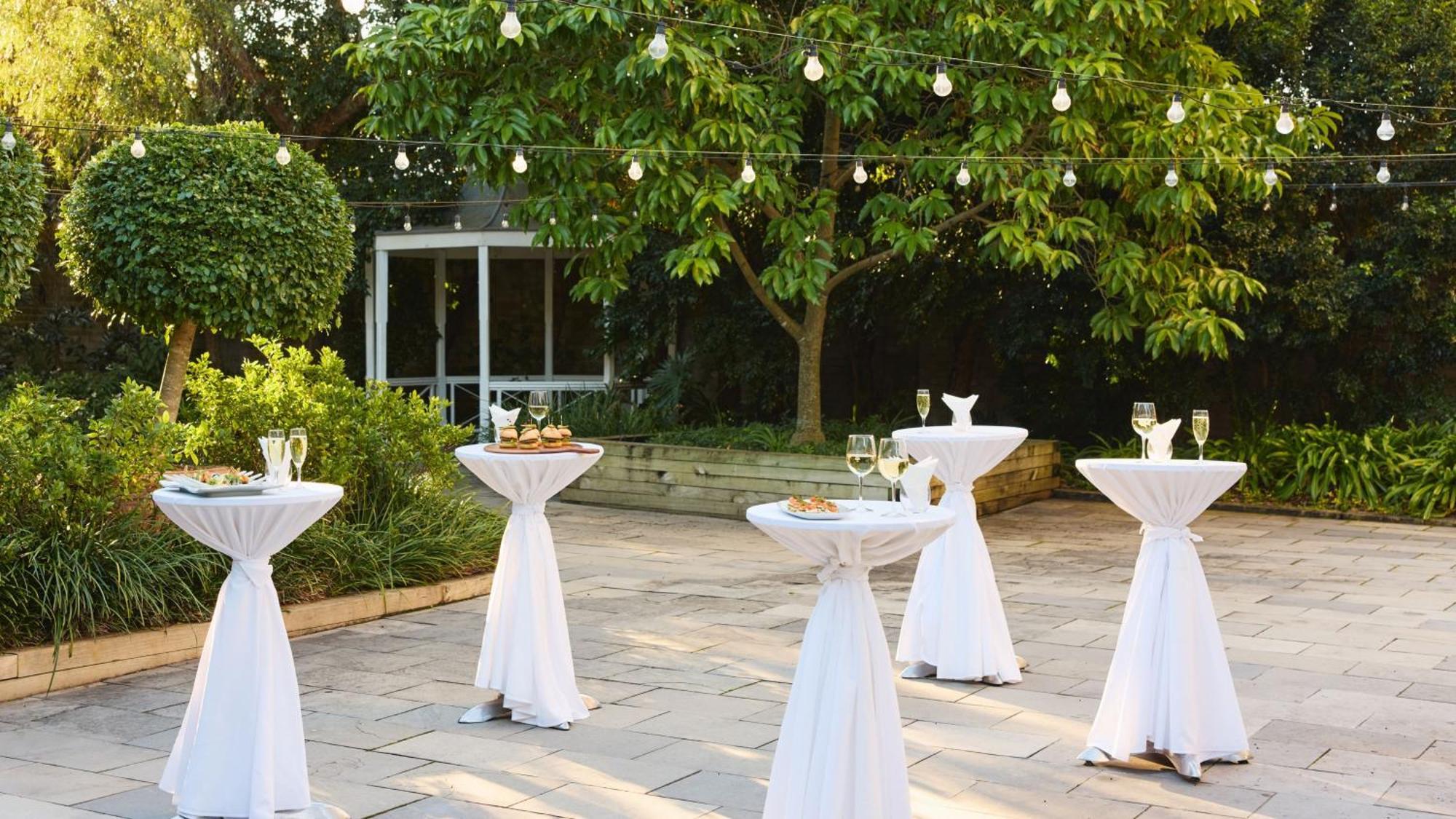 Holiday Inn Warwick Farm By Ihg Exterior photo