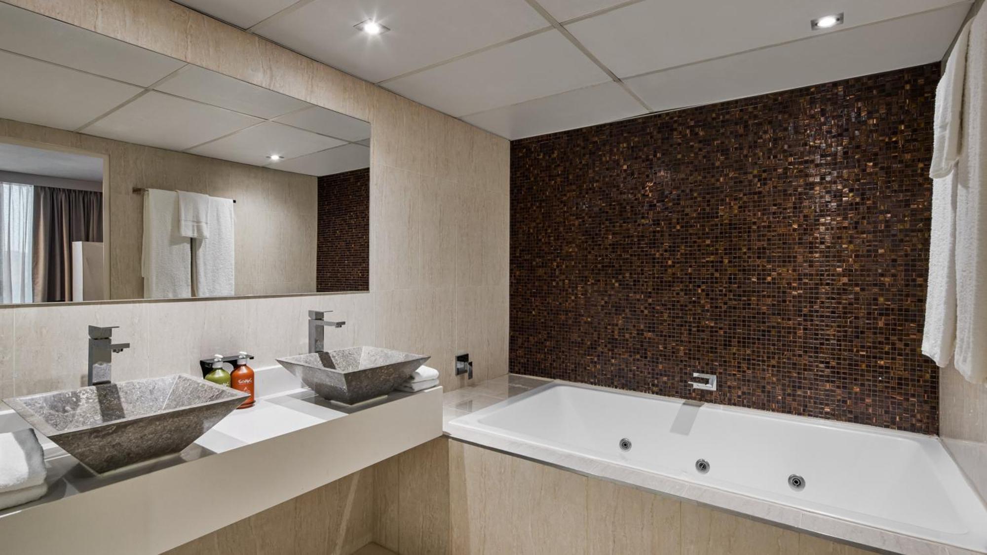 Holiday Inn Warwick Farm By Ihg Exterior photo