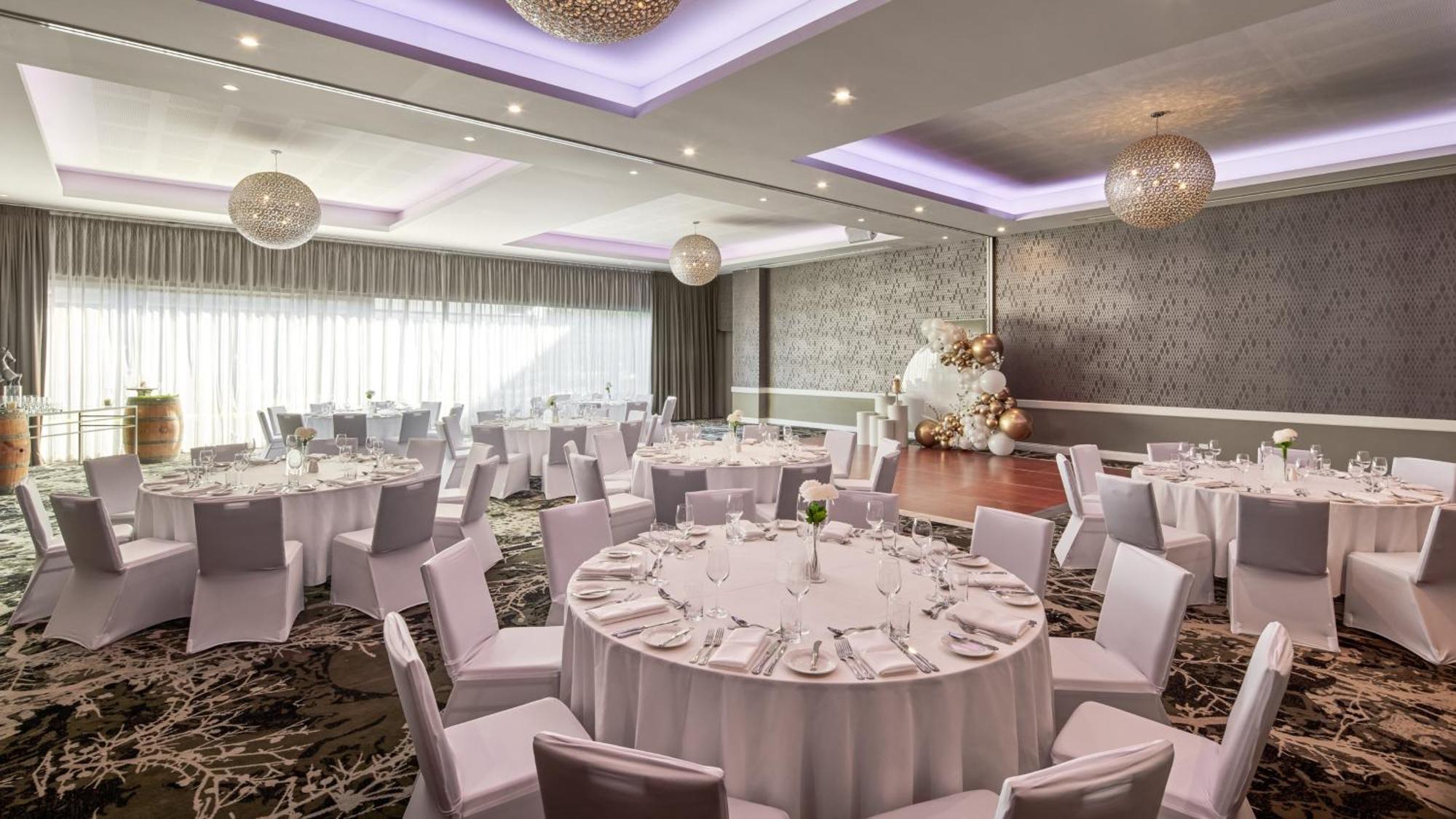 Holiday Inn Warwick Farm By Ihg Exterior photo