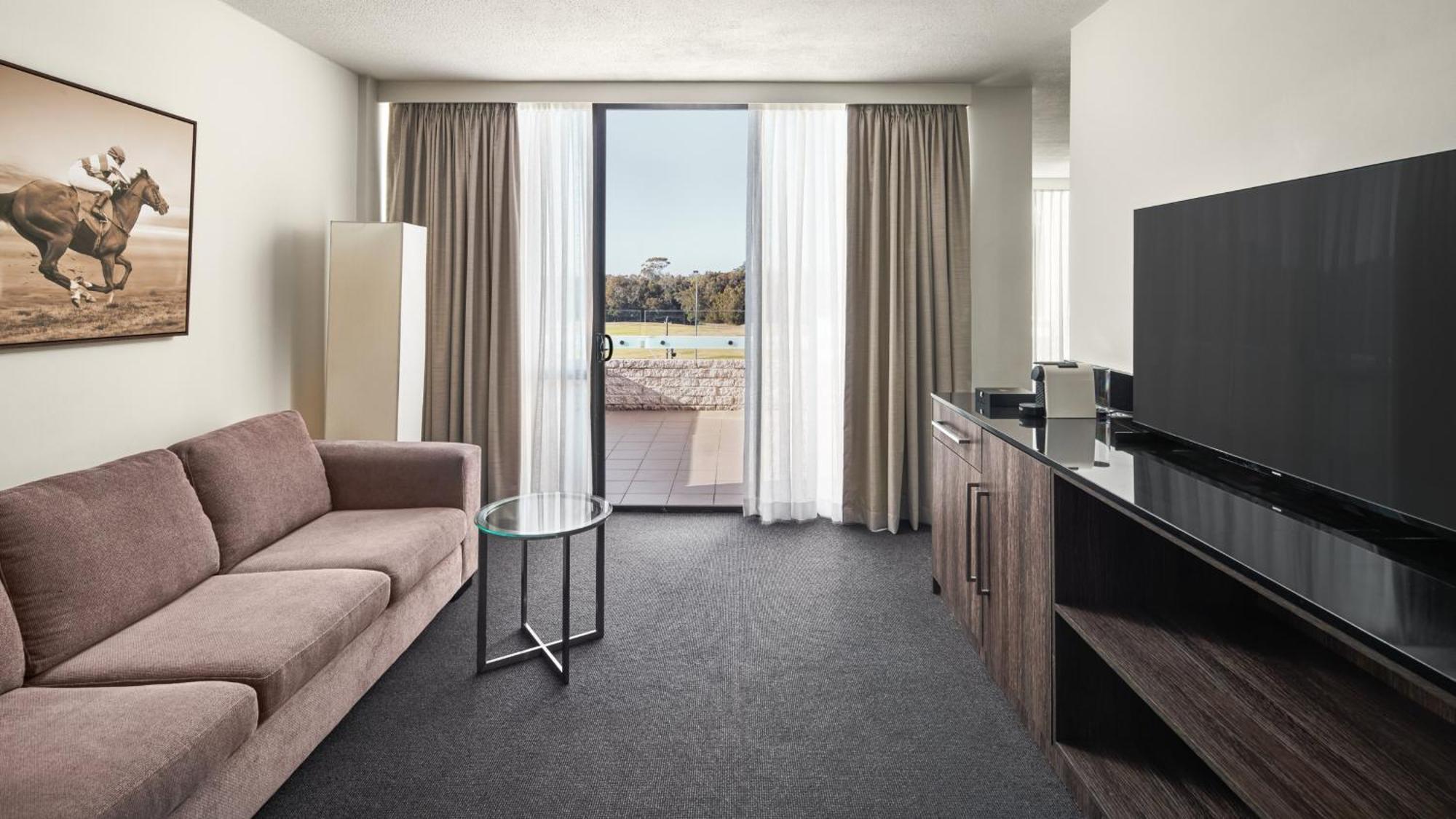 Holiday Inn Warwick Farm By Ihg Exterior photo