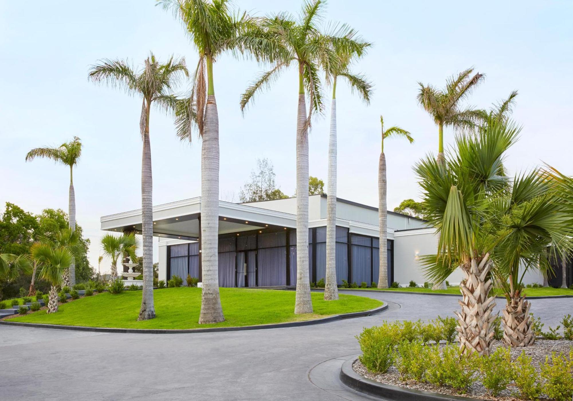 Holiday Inn Warwick Farm By Ihg Exterior photo