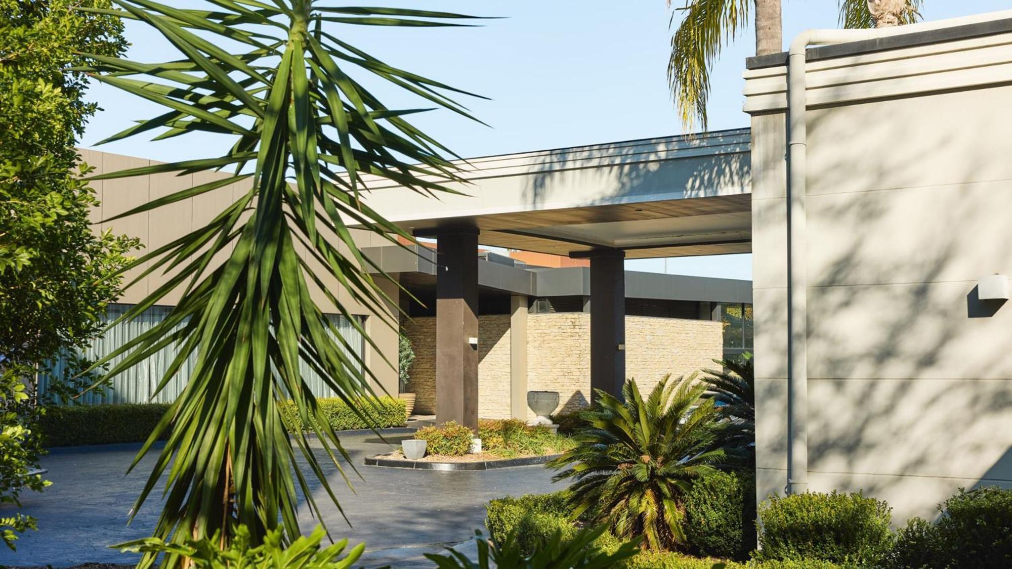 Holiday Inn Warwick Farm By Ihg Exterior photo