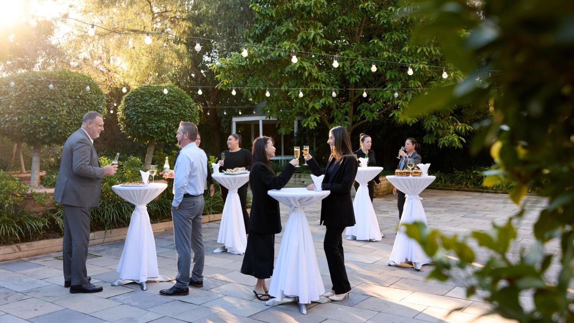 Holiday Inn Warwick Farm By Ihg Exterior photo