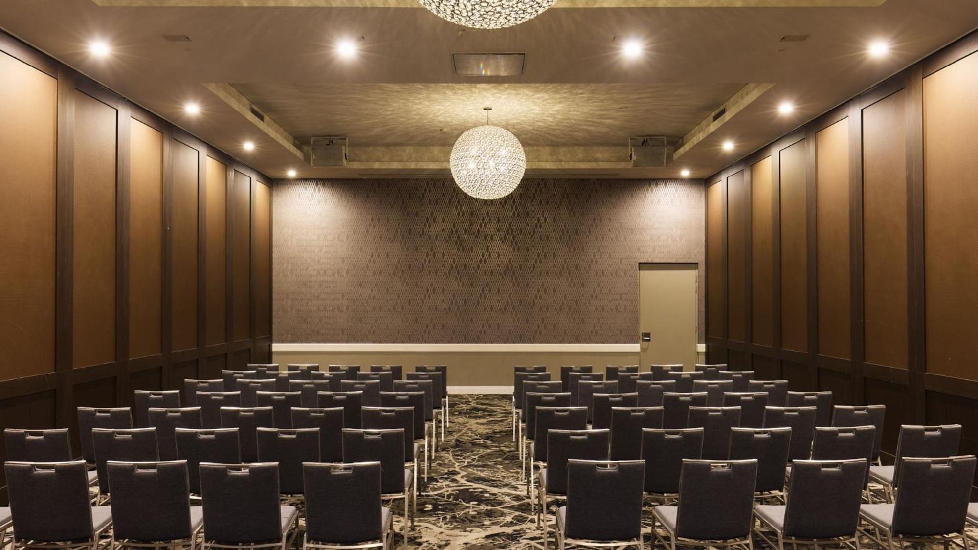 Holiday Inn Warwick Farm By Ihg Exterior photo