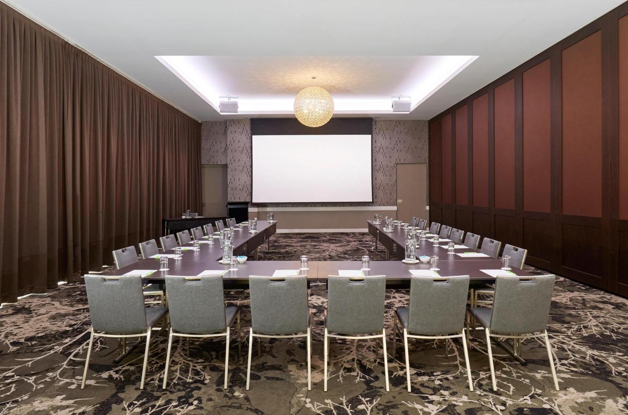 Holiday Inn Warwick Farm By Ihg Exterior photo