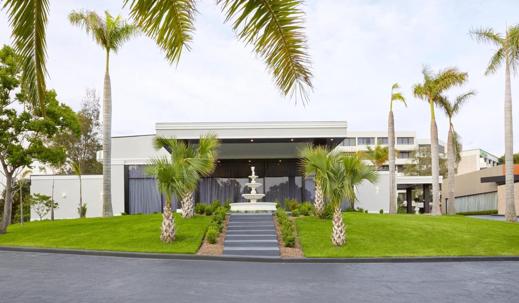 Holiday Inn Warwick Farm By Ihg Exterior photo